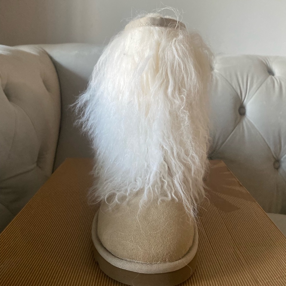 Australia UGG  sheep skin suede cuff size 7 boot sold out item!!!